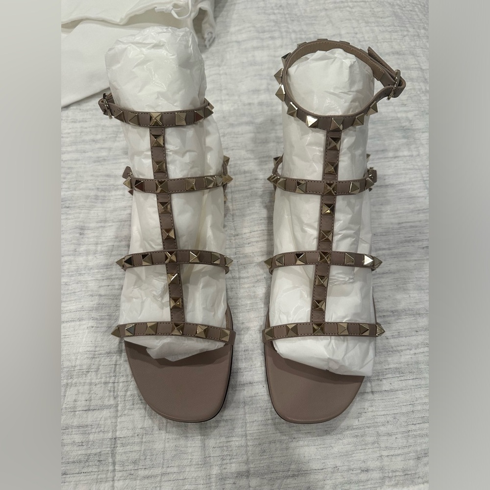 *NEW* Valentino Rockstud flat calfskin stud sandal